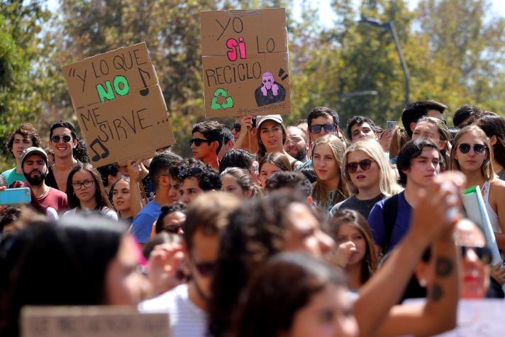 [VIDEO] Más de 2 mil estudiantes se unen a la marcha mundial contra el cambio climático en Santiago