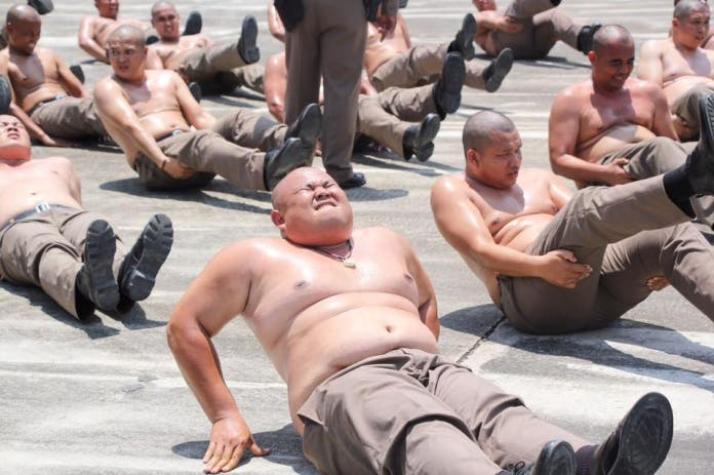 [FOTOS] Tailandia envía a policías con sobrepeso a un “campamento para destruir barrigas”
