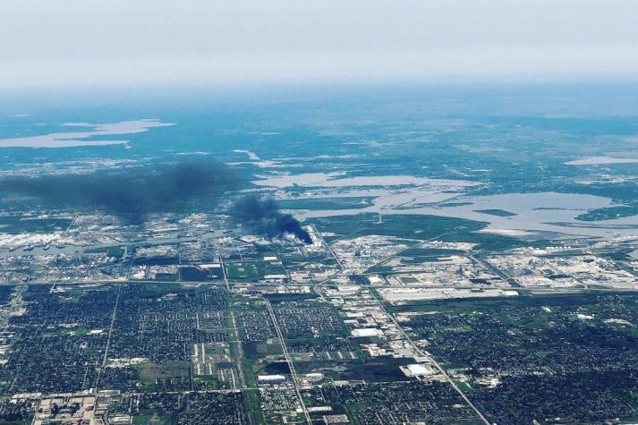 [VIDEO] Incendio en planta petroquímica de Texas provoca gran columna de humo