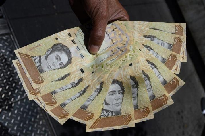 Una hora de cola por dos dólares: la lucha por el escaso efectivo en Venezuela
