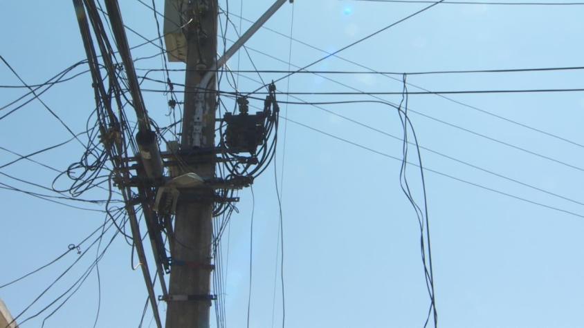 [VIDEO] "Escombros aéreos": ¿Quiénes deben retirar los cables acumulados en los postes?