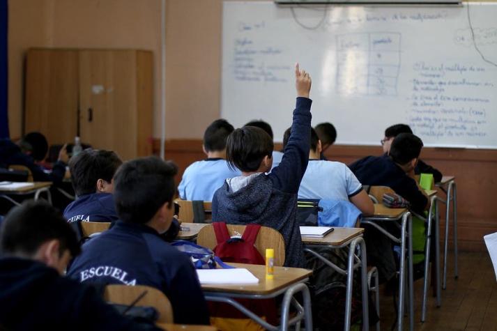 Polémica por 18 colegios que instalaron chip de monitoreo en las mochilas de sus alumnos
