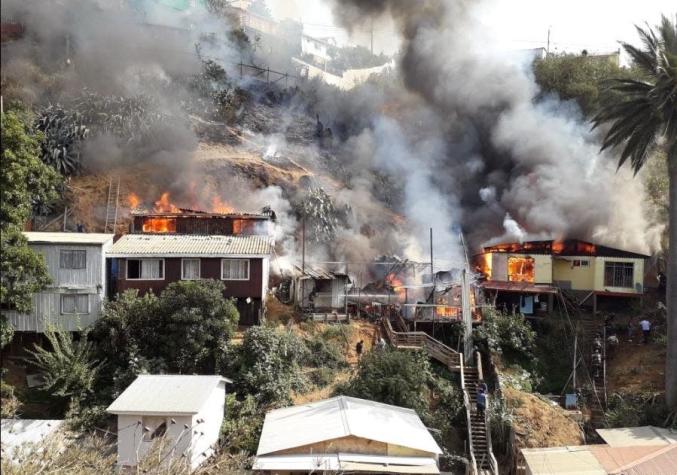 [VIDEO] Valparaíso: Incendio afecta a 3 viviendas en el cerro San Roque
