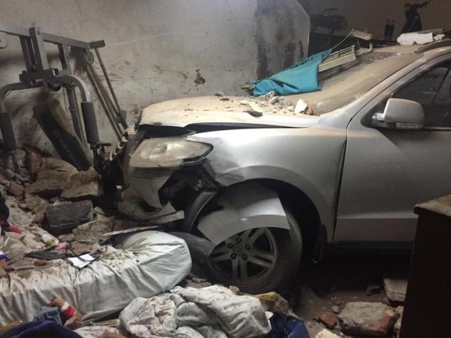 Persecución policial finaliza con automóvil incrustado en vivienda de Estación Central