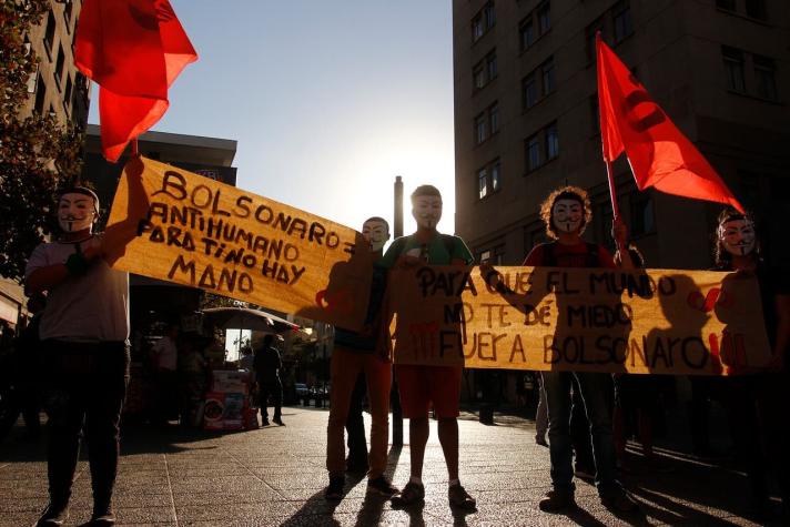 [VIDEO] Manifestación contra Bolsonaro en Paseo Bulnes termina con incidentes
