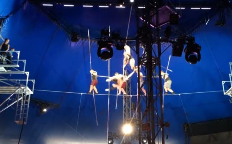 [VIDEO] La increíble caída de equilibristas que hacían una pirámide humana en la cuerda floja