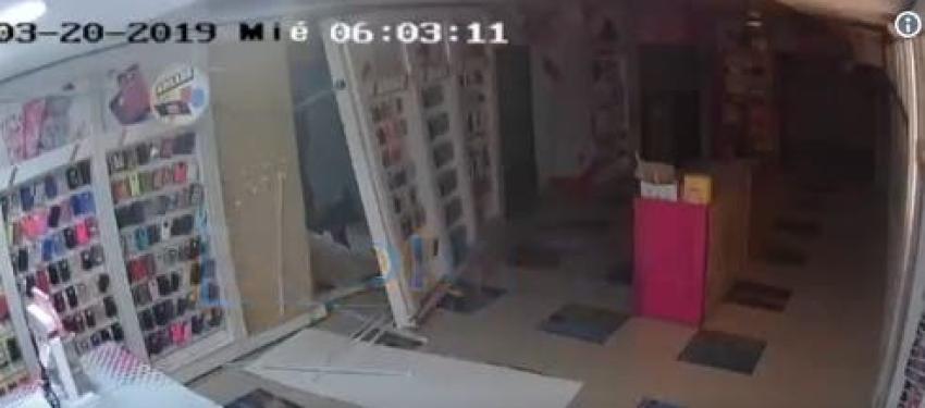 [VIDEO] Argentina: captan a policía robando en tienda saqueada que debía cuidar