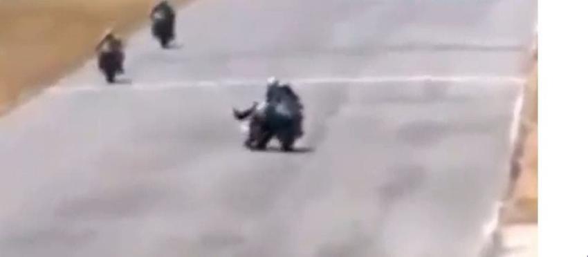 [VIDEO] Competidor se sube a la motocicleta de un rival en plena carrera para golpearlo