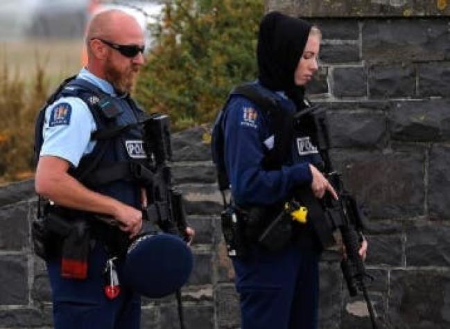 [FOTO] La fotografía de una policía que se hizo viral tras la masacre en Nueva Zelanda