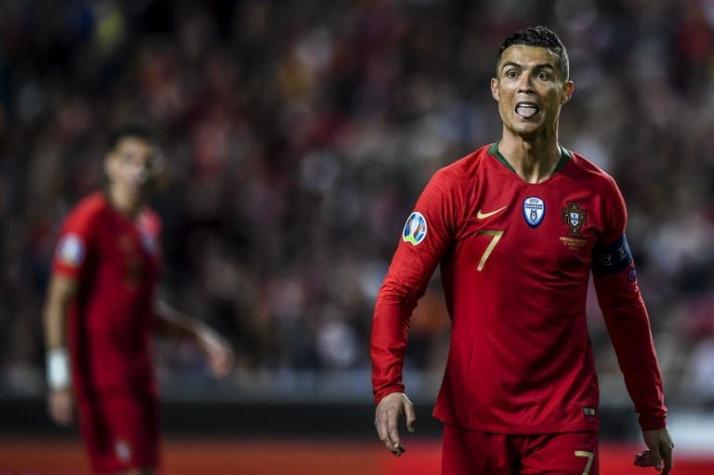 [VIDEO] La reacción de Cristiano Ronaldo al recibir una camiseta del Real Madrid