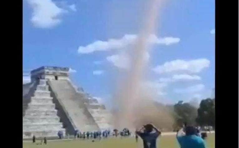 [VIDEO] Torbellino sorprende a visitantes de las pirámides mexicanas de Chichén Itzá