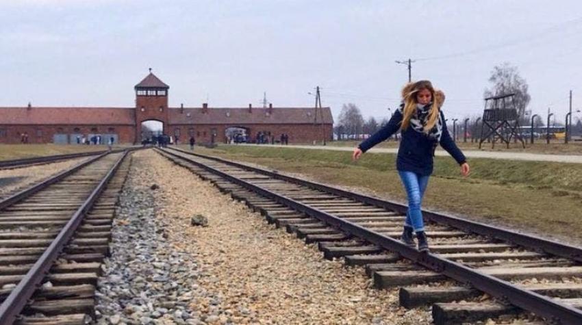 "Respeta su memoria": Museo de Auschwitz advierte a turistas sobre fotografías frívolas