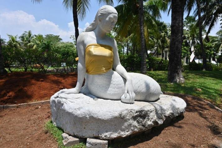 Cubren bustos de estatuas de sirena en Indonesia para adecuarlas a "valores orientales"