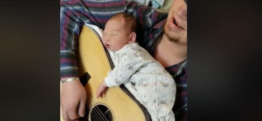 [VIDEO] Padre encanta las redes sociales al hacer dormir a su hija sobre su guitarra