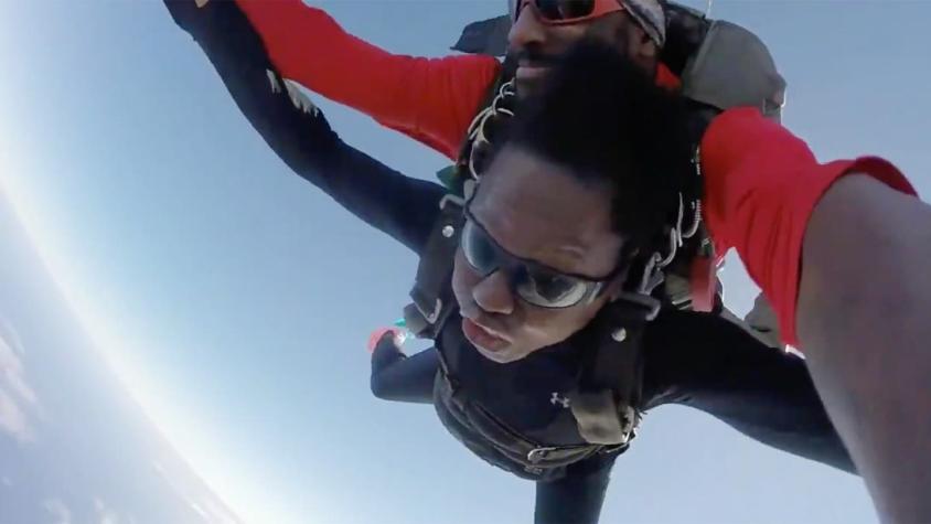 [VIDEO] Viola Davis salta en paracaídas por primera vez y agradece no usar peluca