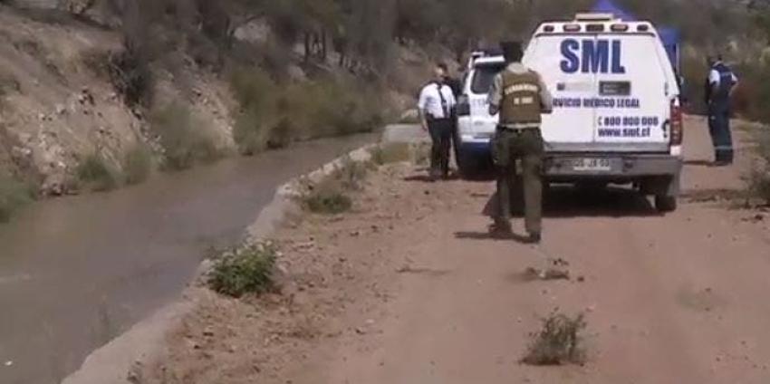 Policías trabajan en canal El Carmen en Huechuraba tras encontrar cuerpo de mujer