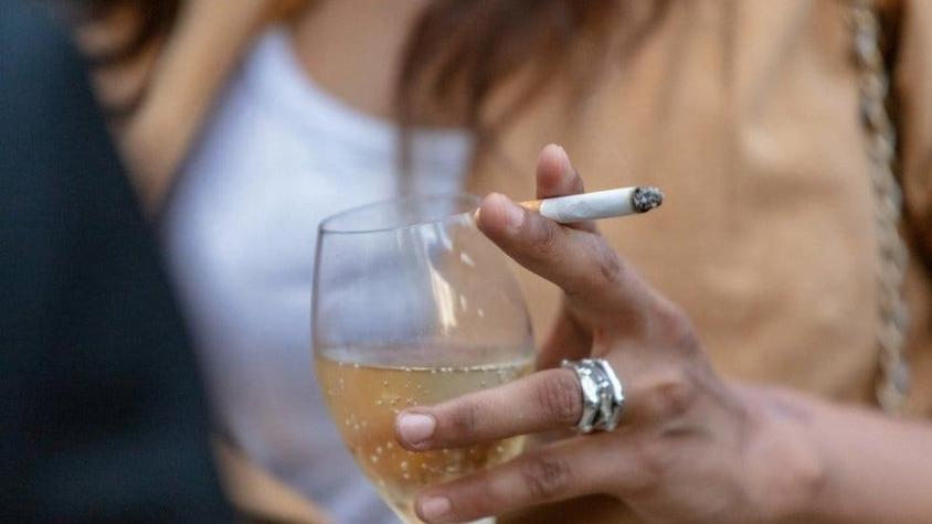Cáncer: ¿a cuántos cigarrillos equivale una botella de alcohol?