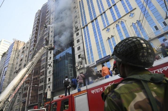 [FOTOS] Al 25 muertos en incendio de edificio de oficinas en Bangladesh
