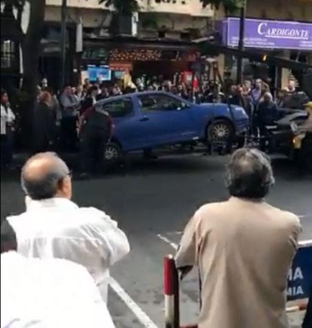 [VIDEO] Un hombre se atrincheró dentro de su auto para evitar que la grúa se lo llevara