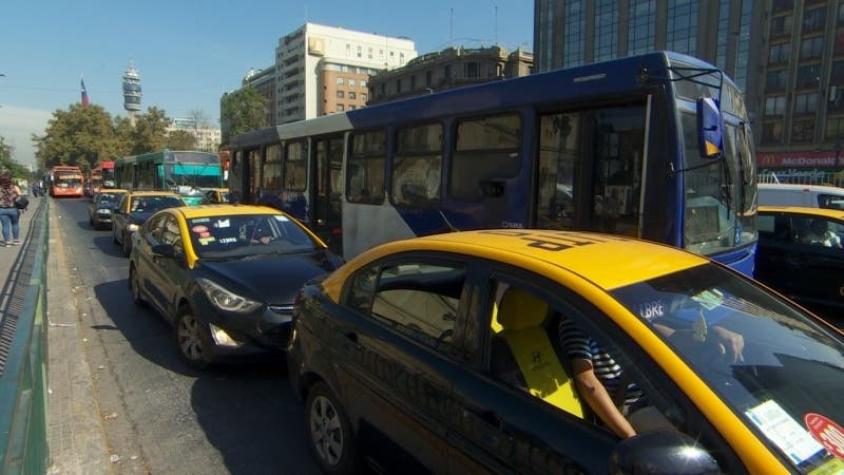 [VIDEO] Taxis no pueden tomar pasajeros en vías "solo buses"