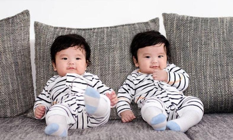Mujer dio a luz a gemelos... pero sus padres son diferentes