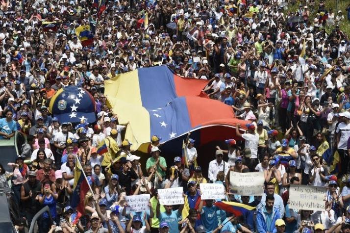 [FOTOS] Gobierno y oposición se manifiestan en las calles de Venezuela en medio de los apagones