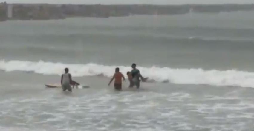 Surfista brasileña muere tras ser alcanzada por un rayo mientras entrenaba