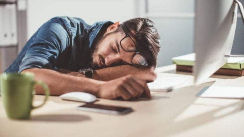 Experta en sueño plantea que jefes deberían dejar que personas duerman una hora en el trabajo