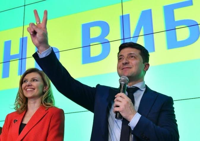 Comediante novato en política pasa a segunda vuelta en elección presidencial de Ucrania
