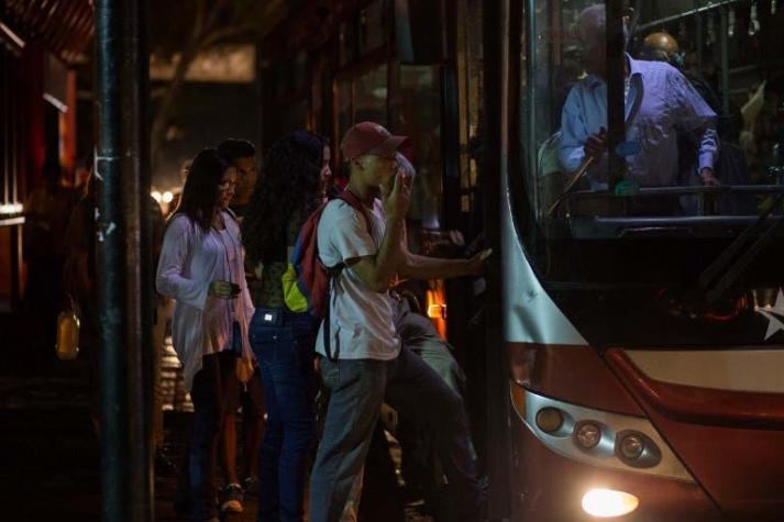Gobierno de Venezuela decreta reducción de jornada laboral por apagones