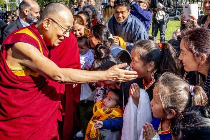 Dalái Lama sale del hospital de Nueva Delhi donde fue internado hace tres días