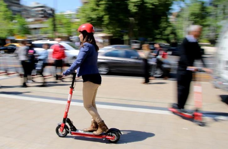 Estas son las multas que arriesgan quienes transiten con scooter eléctrico por la vereda o sin casco