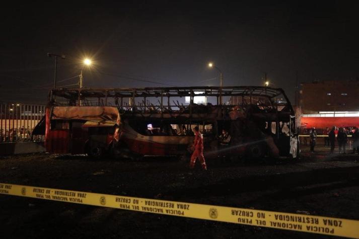 [FOTOS] Al menos 20 muertos en incendio de bus de pasajeros en Perú