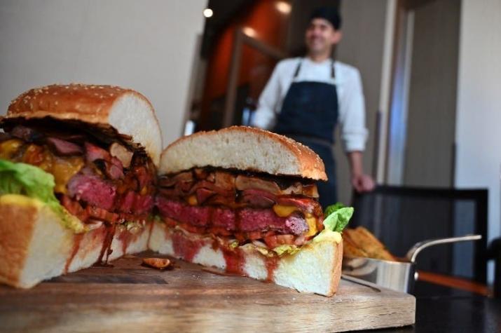 [FOTOS] Japón: Crean la más costosa y deliciosa hamburguesa para honrar a su próximo emperador