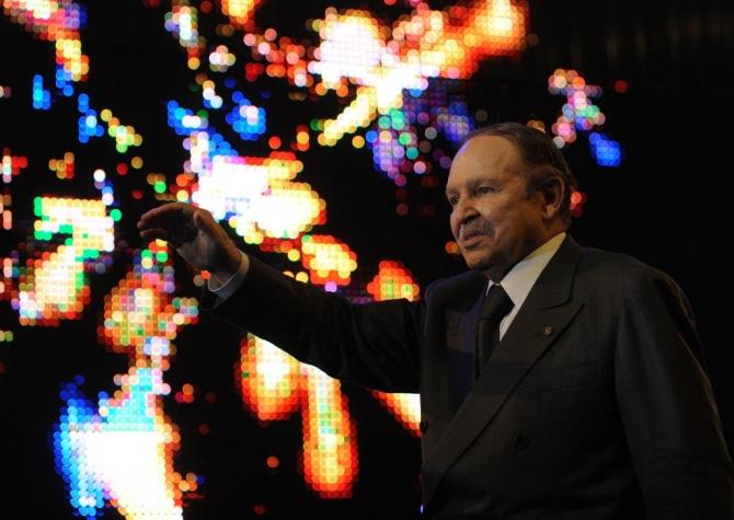 Renuncia el presidente de Argelia tras 20 años en el poder y en medio de una ola de protestas