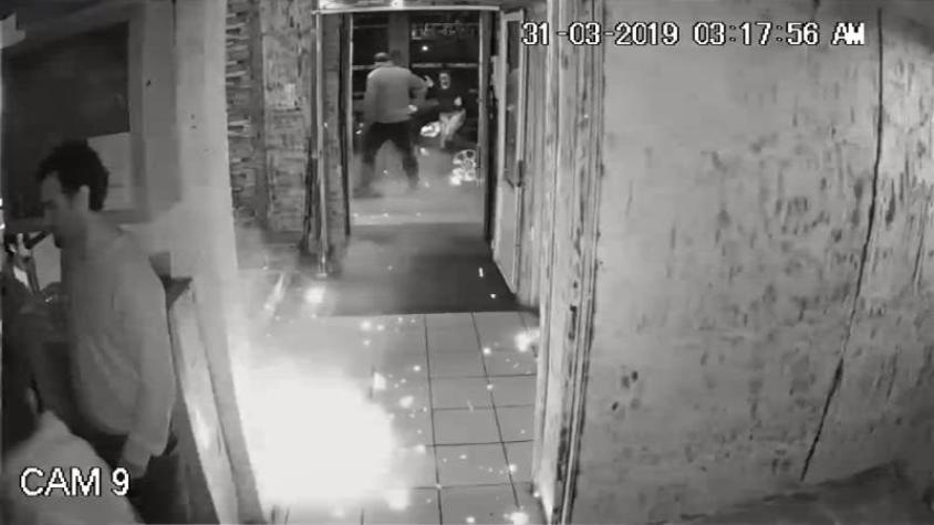 [VIDEO] Ex carabinero lanzó lacrimógena al interior de pub