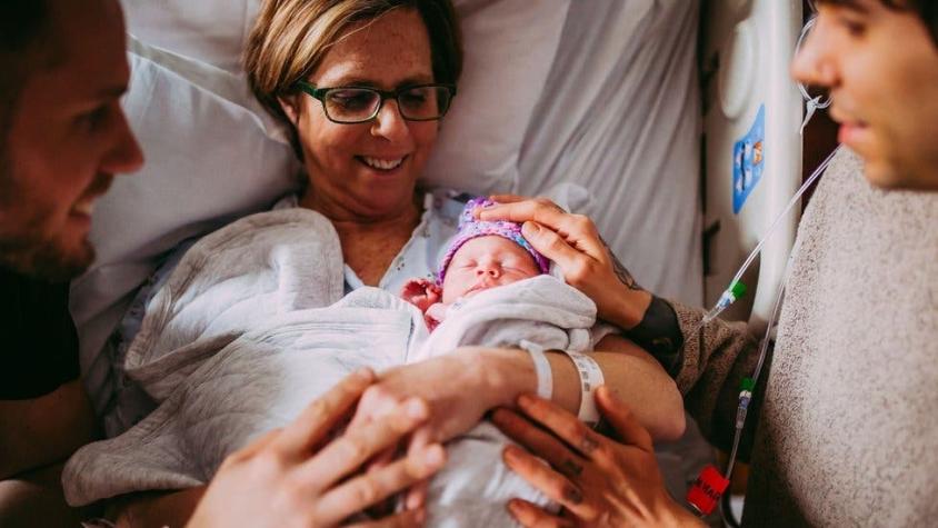 Gestación subrogada: la mujer que dio a luz a su propia nieta para ayudar a su hijo gay a ser padre