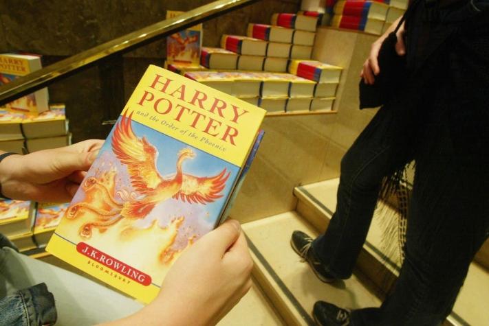 Sacerdote que quemó libros de Harry Potter se disculpa