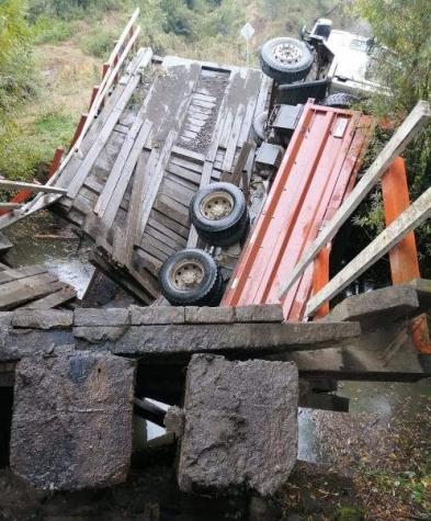 [FOTOS] San Juan de la Costa: Puente colapsa tras paso de camión de alto tonelaje