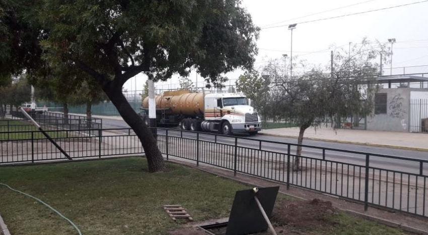 Bomberos trabaja para controlar derrame de sustancia química desde camión en Puente Alto
