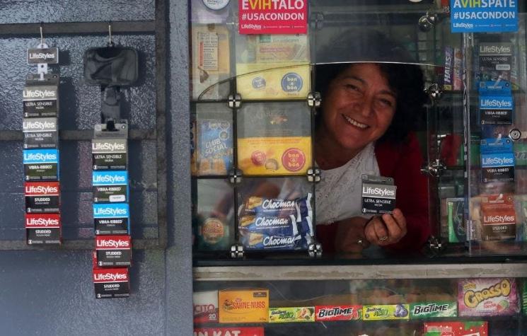 Kioskos de comuna de Santiago ya venden condones a precio reducido