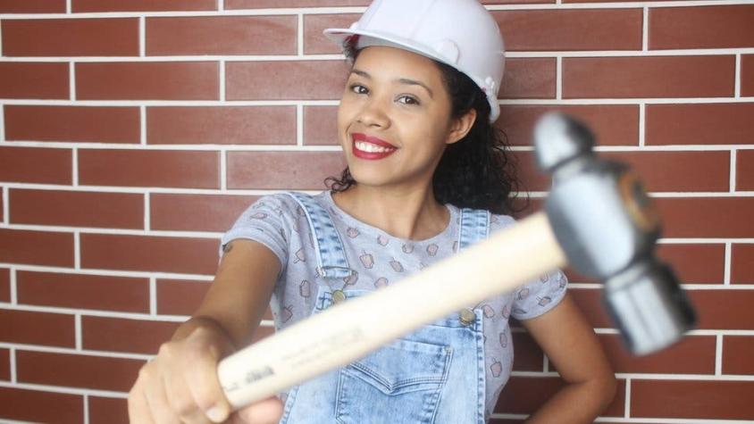 Pamola Cipriano, la joven sensación de YouTube que enseña cómo hacer trabajos de construcción