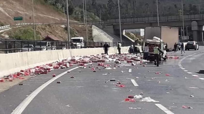 [FOTOS] Camión que trasladaba cervezas volcó su carga en plena autopista