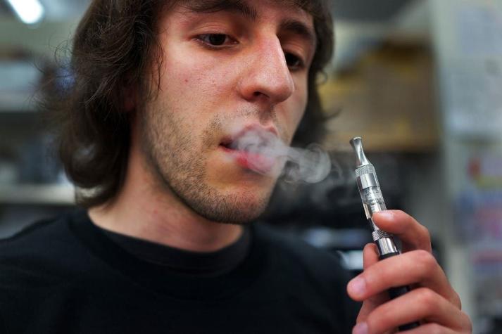 FDA en alerta por casos de convulsiones en personas que usan cigarros electrónicos