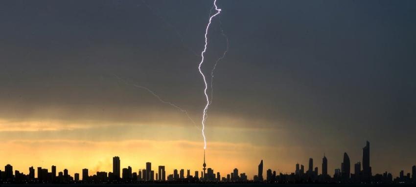 Fotógrafo captura el momento exacto en que un rayo cae sobre la torre de la liberación en Kuwait