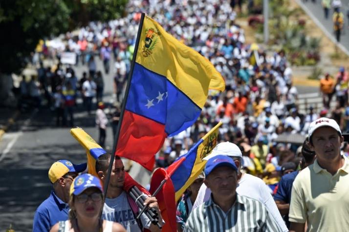 Oposición venezolana denuncia arresto de dos diputados durante protesta