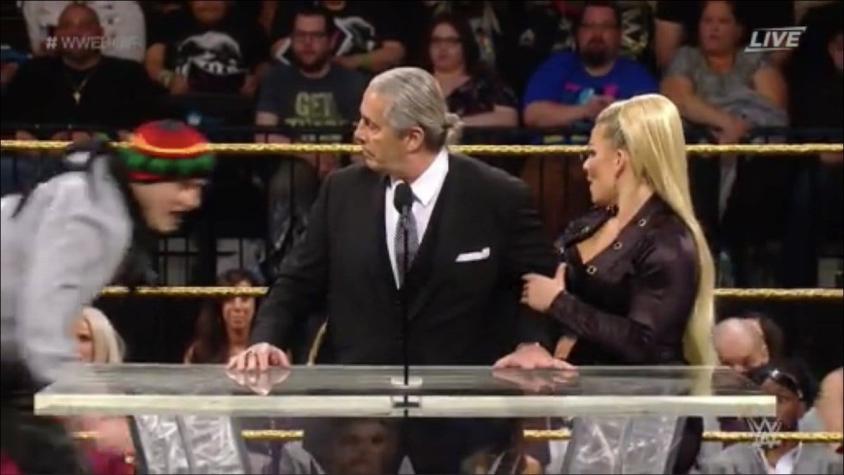 [VIDEO] Fan ataca a Bret Hart en plena ceremonia del Hall of Fame de WWE