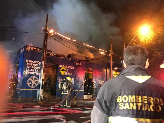 [VIDEO] Incendio afecta a empresa de neumáticos en Santiago centro