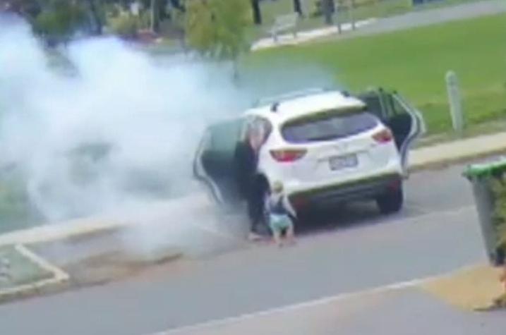 El impresionante momento en que madre salva a sus hijos instantes antes que su auto se incendiara