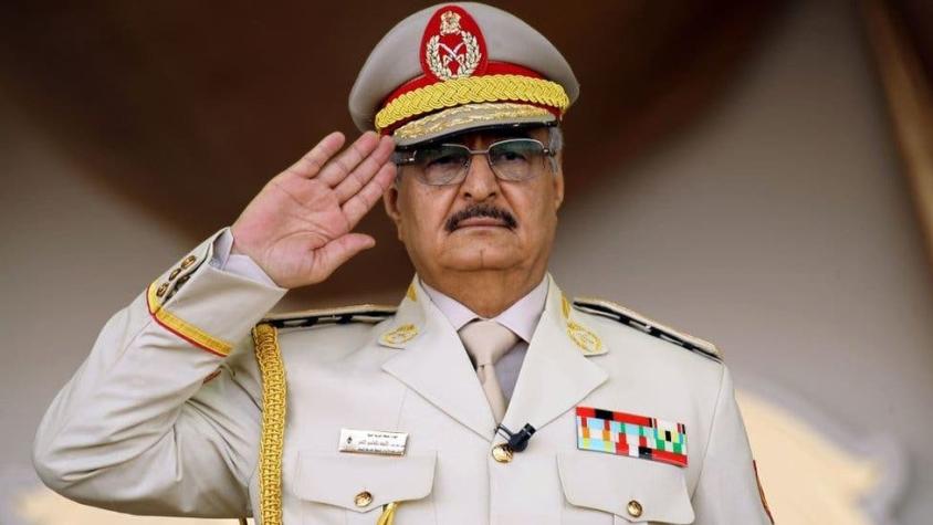 El general libio que protegió la CIA y cuyas fuerzas asedian Trípoli en una cruenta ofensiva